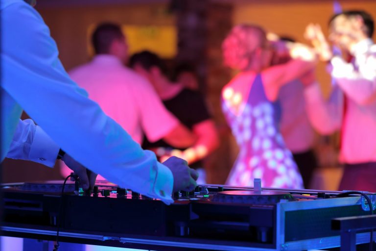 How to choose music for wedding? Live or DJ!